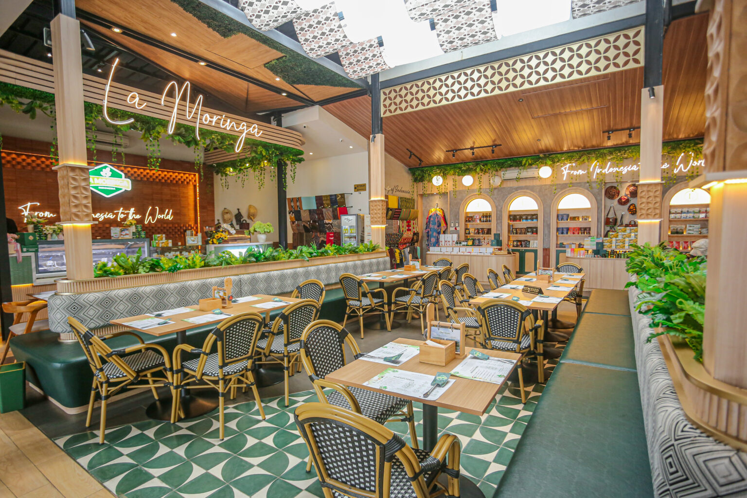 Suasana hangat La Moringa Restaurant